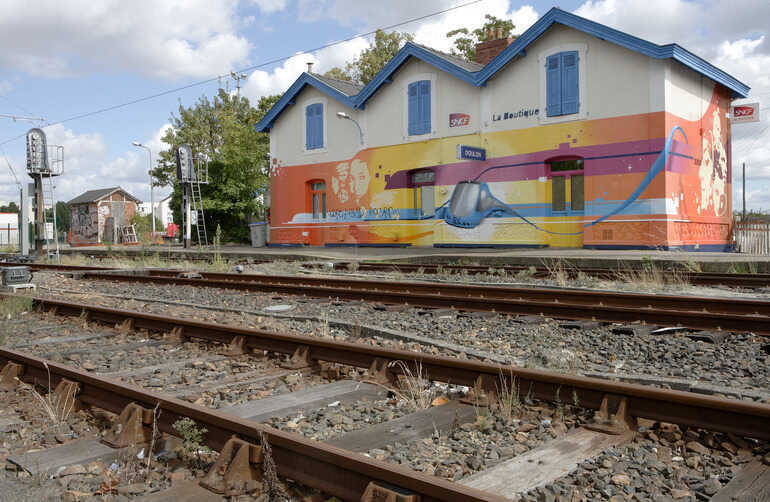 Fresques de <i>100 pression et Plus de couleurs</i> en gare de Doulon