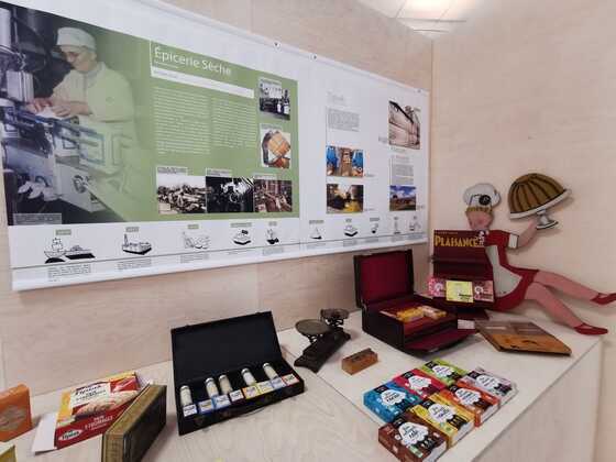 Montage de l’exposition Nantes, ville industrielle, hier, aujourd'hui, demain à la Maison des Hommes et des Techniques