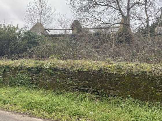 Murs et ruines d'une ferme au chemin du Bas à Doulon