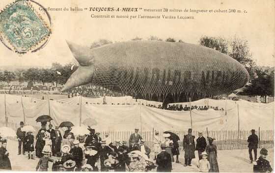 Gonflement du ballon « Toujours-A-Mieux », construit et monté par l’aéronaute Valère Lecomte