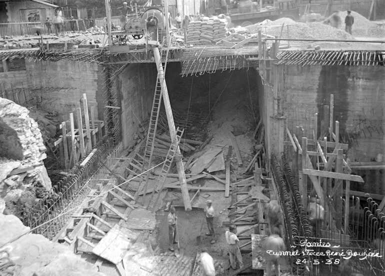 Vue en plongée du chantier de construction du tunnel sous la place René-Bouhier