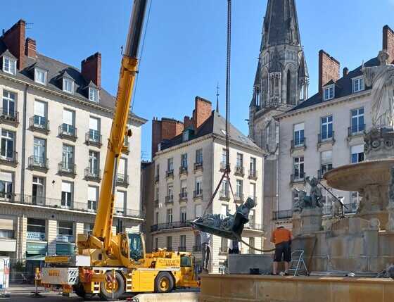 Dépose des sculptures de la fontaine de la place Royale, 16 juin 2025
