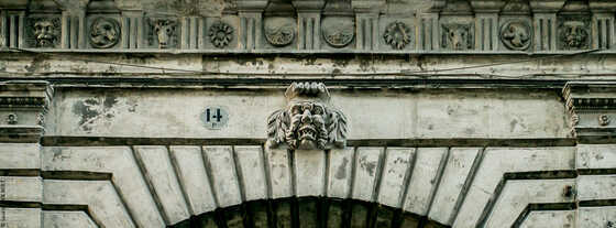 Mascaron de la façade du 14 rue du Château