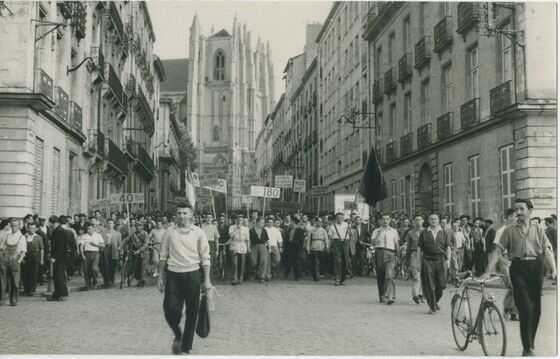 Grèves de 1955, manifestation devant la cathédrale