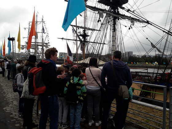 Accueil des classes, visite sur l'histoire des quais et présentation des bateaux présents.