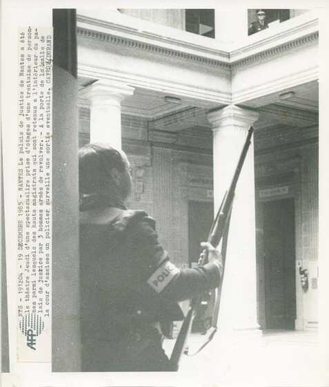 Policier posté dans l’enceinte du palais de justice de Nantes lors de la prise d’otages du 19 et 20 décembre 1985