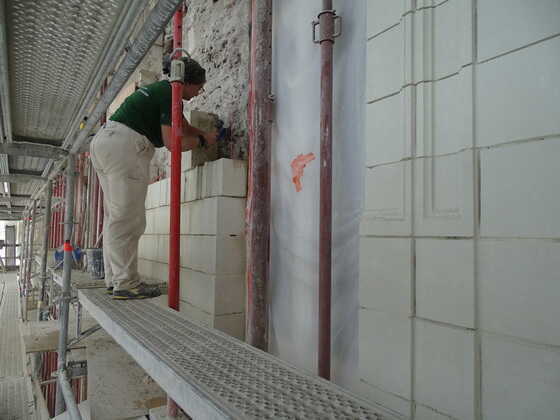 Artisan travaillant à la restauration du 4 rue de l'Hôtel de Ville