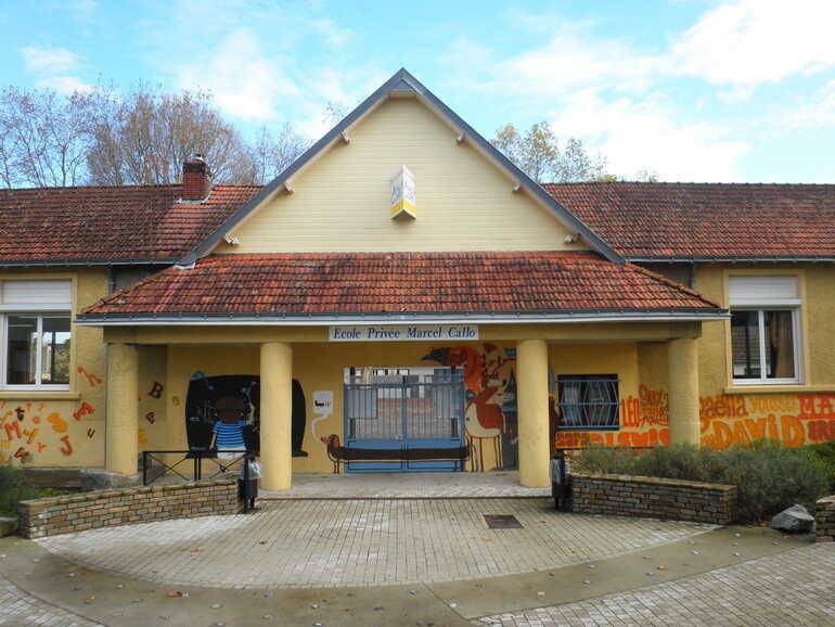 Entrée de l'école Marcel-Callo, avenue Marcel-Planiol