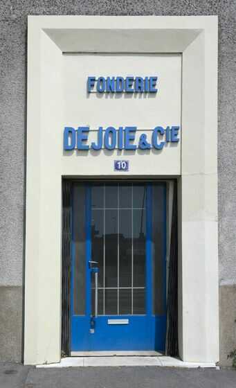 Détail de la porte d’entrée de la fonderie Dejoie