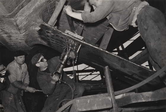 Rivetage du support d’arbre de l’escorteur Guépratte