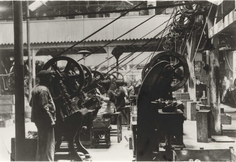 Usine de fabrication des boîtes, chez J.-J. Carnaud à Chantenay