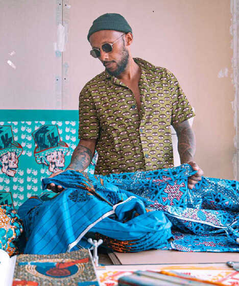 Gombo, artiste visuel participant à l’exposition « Pano Da Costa » présentée au MAFRO (Salvador de Bahia, Brésil)