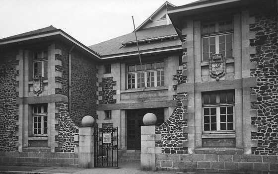 Entrée des bains-douches de la rue Michel-Rocher