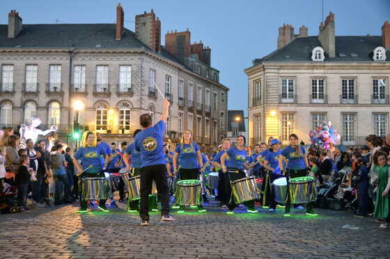 Parade de « Brasil Percussao » au carnaval de nuit en 2017