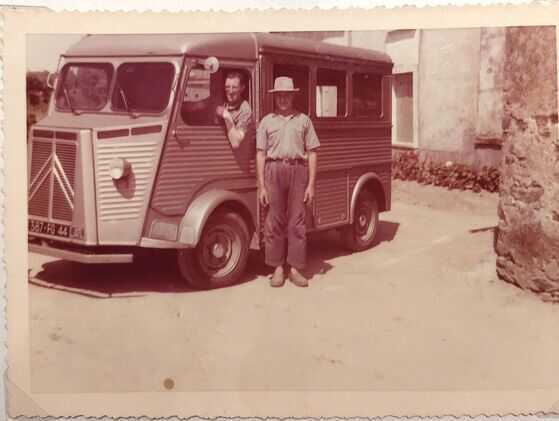 Léon et Michel Gergaud devant les corps de ferme dans les années 1960