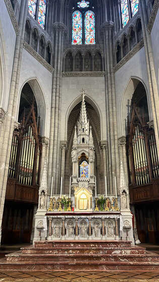 Maître-autel encadré par les buffet suspendus de l’orgue.