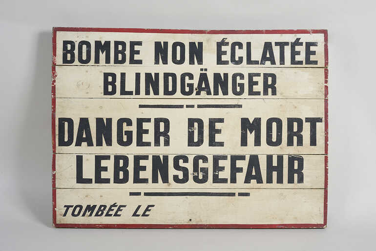 Panneau de signalisation de bombardement