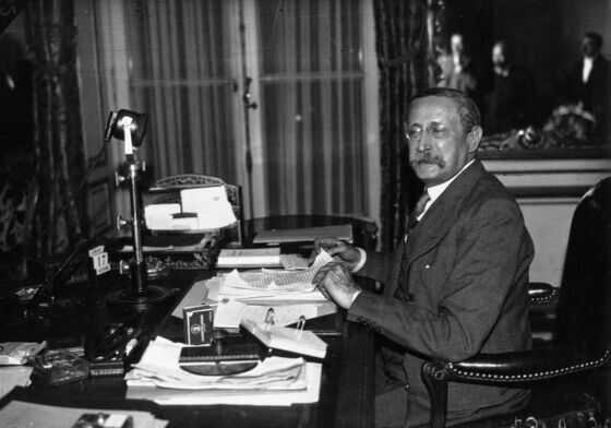 Léon Blum faisant une annonce à la radio en 1936