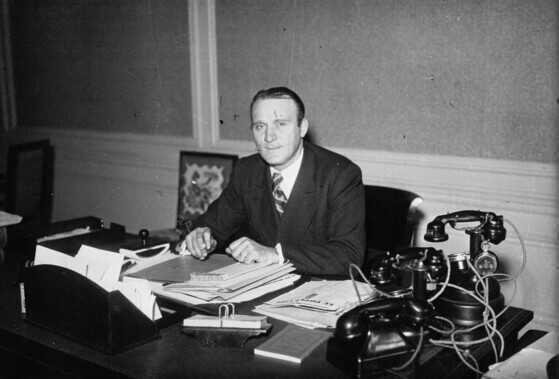 Léo Lagrange à son bureau en 1936
