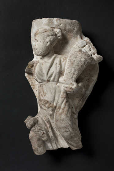 Fragment de statuette en marbre ramené de Rome (époque gallo-romaine)