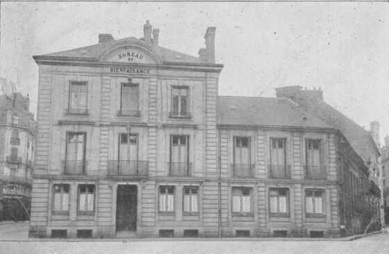 Bureau de bienfaisance sur la place de l’Hôtel de Ville, rue Fanny Peccot