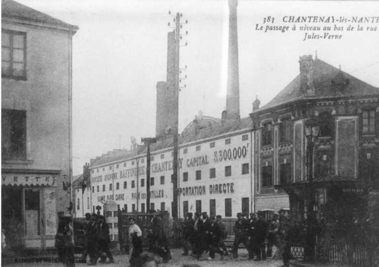 Chantenay, Raffinerie et passage à niveau au bas de la rue Jules Verne