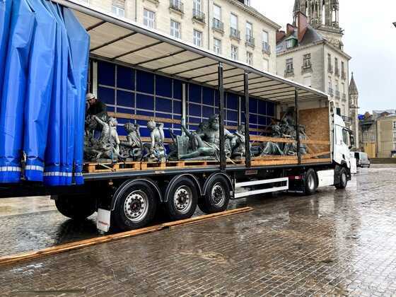 Départ des sculptures de la fontaine de la place Royale, 2 septembre 2025