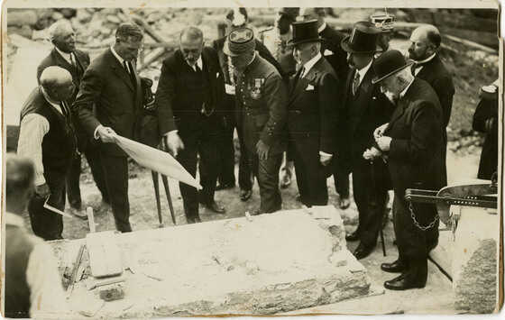 Pose de la première pierre du Monument aux morts (25 juin 1926)
