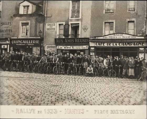Cyclistes de l’Union Cycliste Nantaise, place Bretagne
