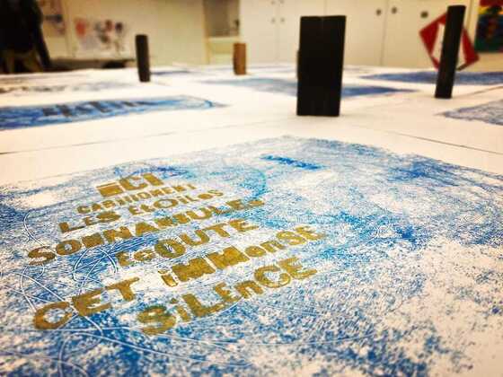 Atelier gravure Poésie Typographiée organisée à la Maison des Arts par la Fausse Compagnie