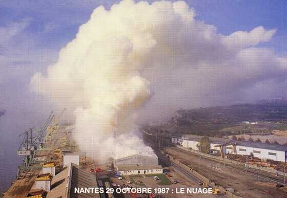 Vue aérienne du nuage de l'incendie de l'entrepôt d'engrais de la Société Loiret et Haentjens