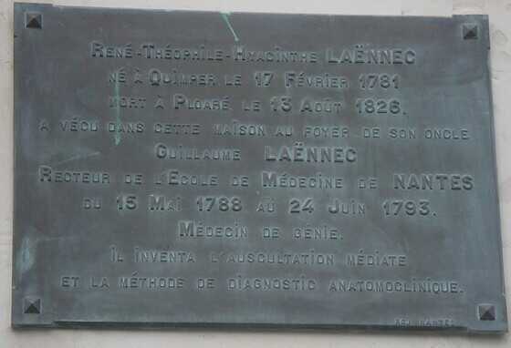 Plaque apposée sur l’immeuble où vécurent Guillaume et René Laennec, place du Bouffay