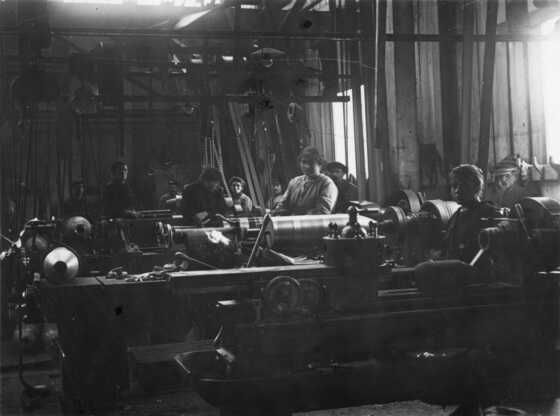 Ouvrières des ateliers de fabrication d'obus