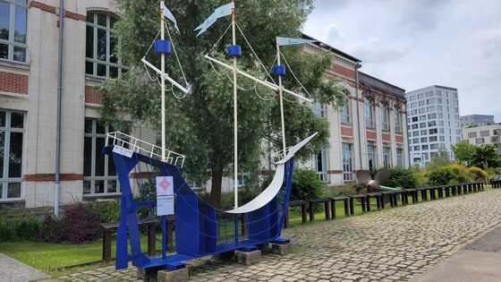 La Caraque devant le Bâtiment Ateliers et Chantiers de Nantes