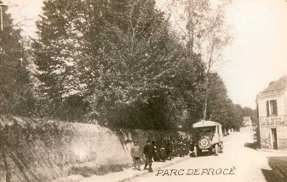 Carte postale présentant un autobus le long du parc de Procé