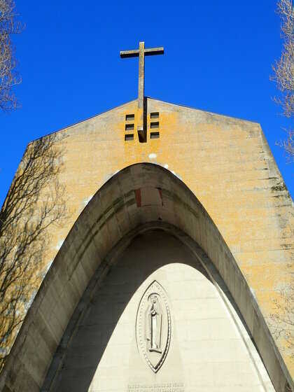 Façade occidentale de l’église Notre-Dame-de-Lourdes