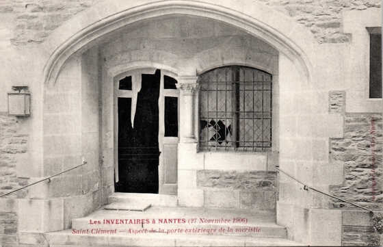 Aspect de la porte extérieure de la sacristie de l’église Saint-Clément après les inventaires du 27 novembre 1906.