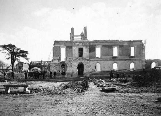 Décombres de l’école Prairie-d’Aval détruite par bombardements
