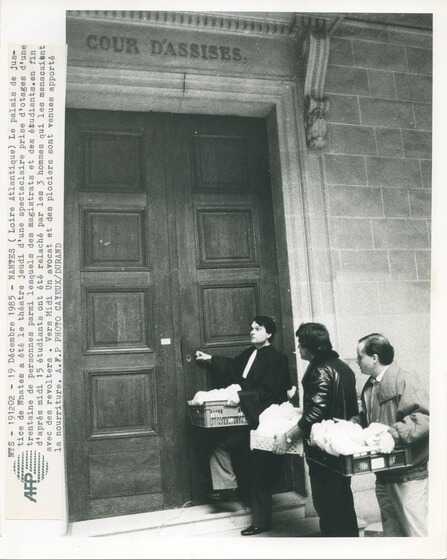 Michel Taupier et des policiers lors de la prise d’otages du palais de justice de Nantes, le 19 décembre 1985