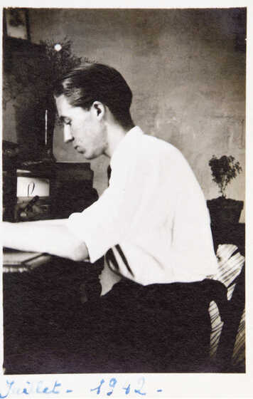 Michel Ragon à son bureau en juillet 1942