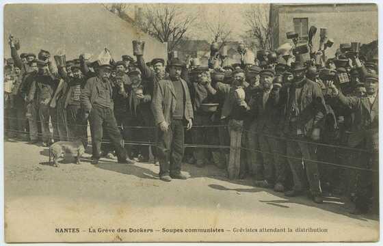Grévistes attendant la distribution de la soupe durant la grève des dockers de mars-avril 1907