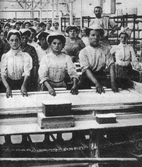 Des casseuses de sucre et leur contremaître