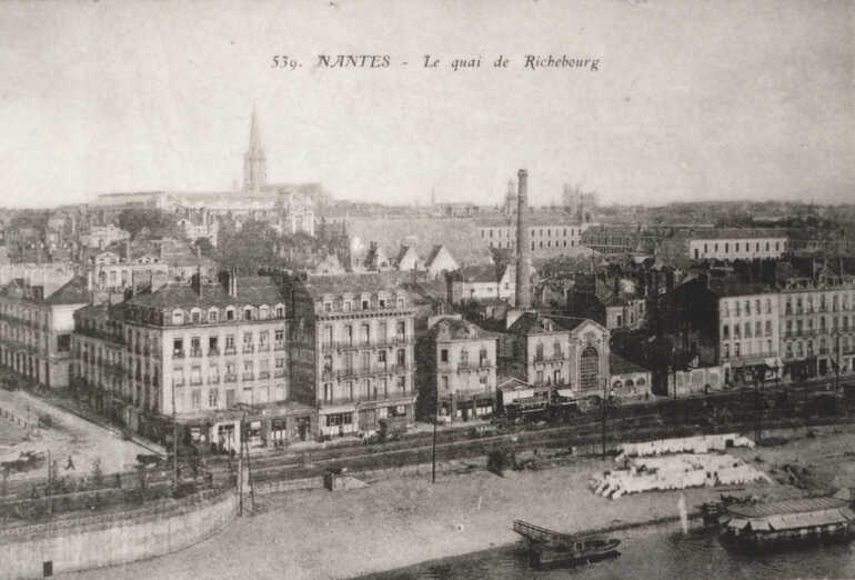Quai Richebourg, depuis l'usine LU, à l'angle de la rue Henri IV et de l'usine élévatoire avec sa cheminée