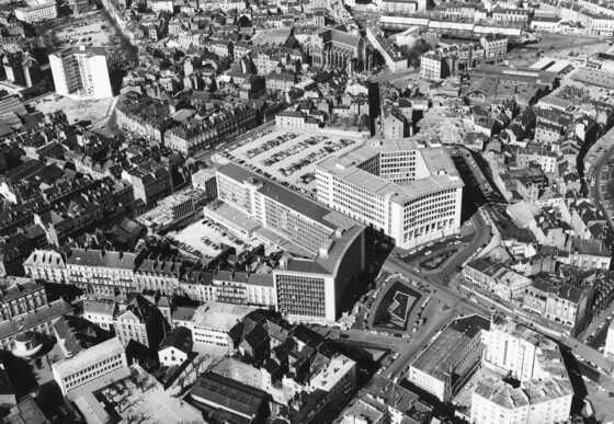 Photographie aérienne du réaménagement de la place de Bretagne par l’architecte Roux-Spitz