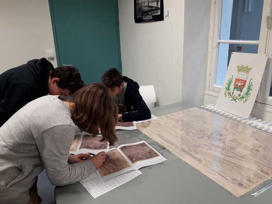 Ateliers aux Archives de Nantes pour les classes de collèges et lycées.