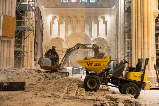 Conducteur d’engins électriques sur le chantier de la basilique Saint-Donatien