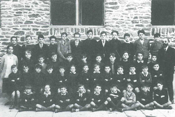 François Dallet aux côtés de ses élèves dans la cour de l’école