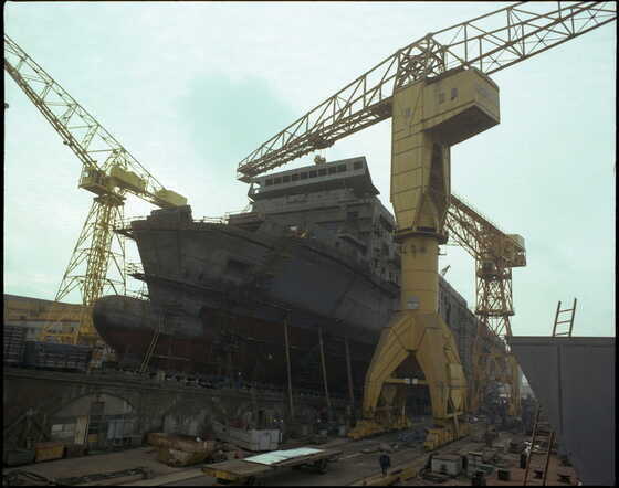 Différentes grues installées le long des cales des chantiers