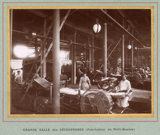 Grande salle des découpeuses, atelier de fabrication du Petit Beurre de l’usine LU, années 1910