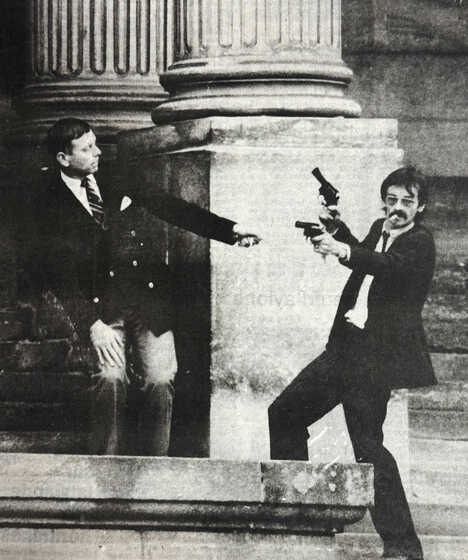 Georges Courtois et Dominique Bailhache sur les marches du palais de justice de Nantes lors de la prise d’otages des 19 et 20 décembre 1985